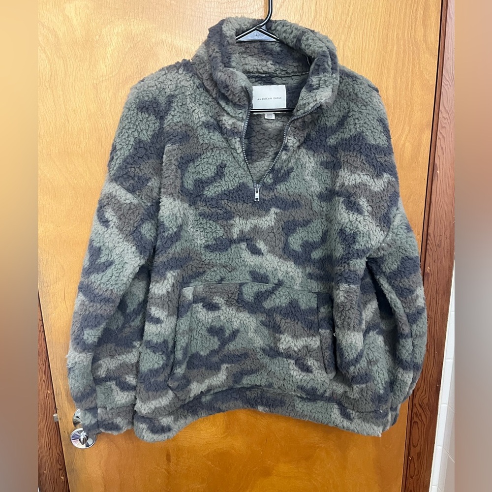 American Eagle pullover
